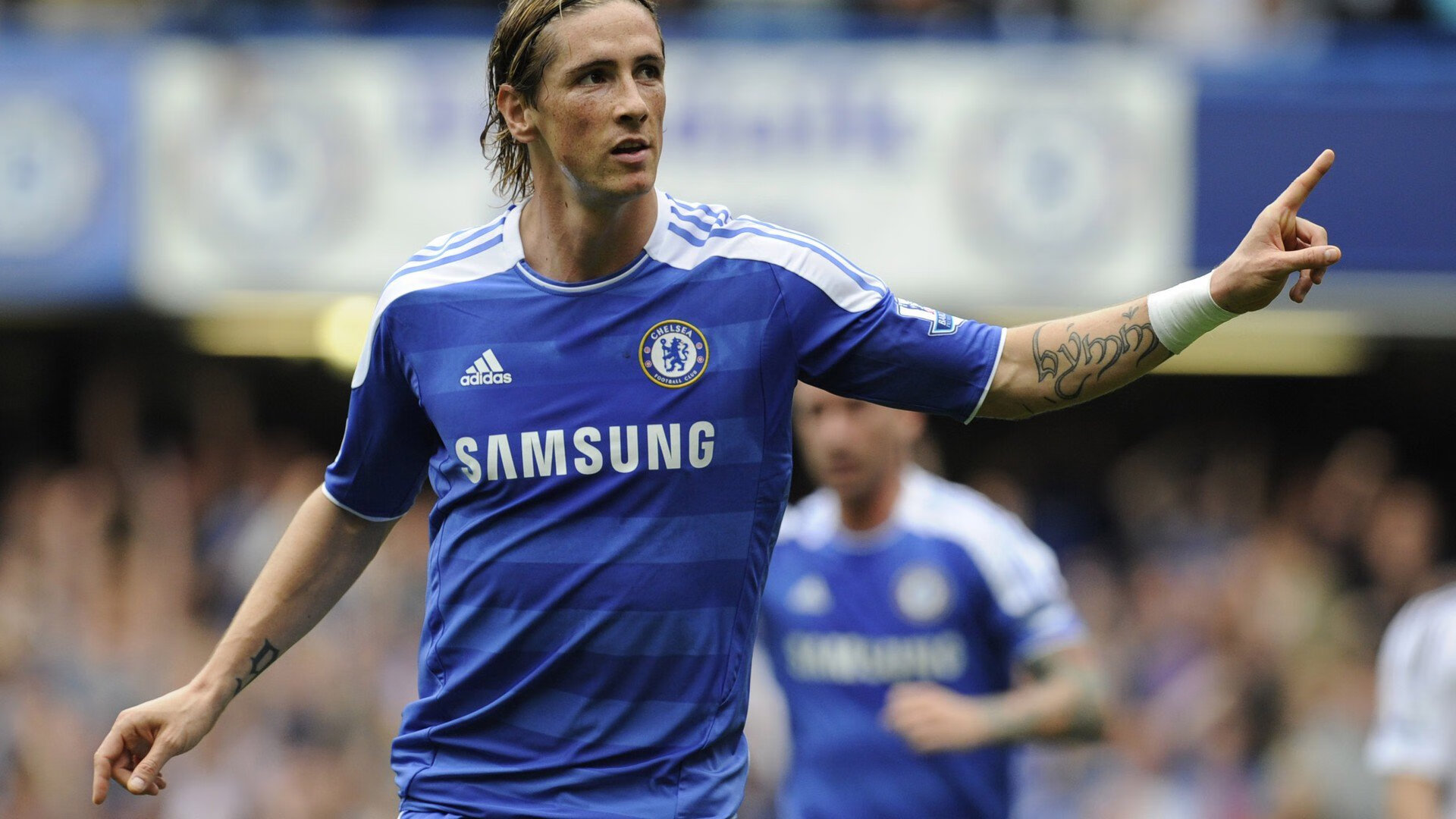 “地表最强”街头足球赛 套牛尾与踩单车动作频频出现